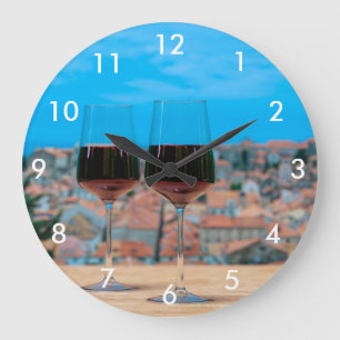 Två glas rött vin med sikte på Dubrovnik Stor Klocka