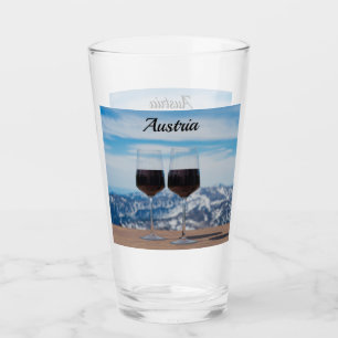 Två glas rött vin mot berg