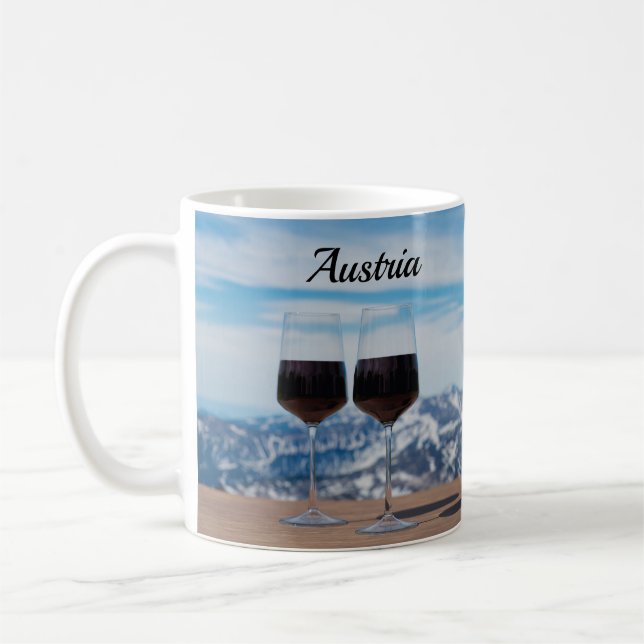 Två glas rött vin mot berg kaffemugg (Vänster)