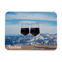 Två glas rött vin mot berg magnet