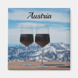 Två glas rött vin mot berg magnet
