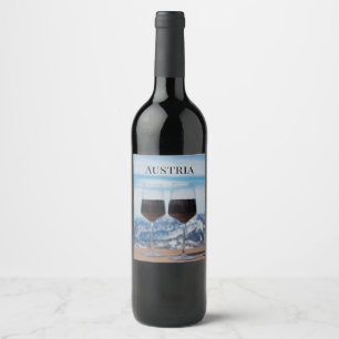 Två glas rött vin mot berg vinflaska etikett