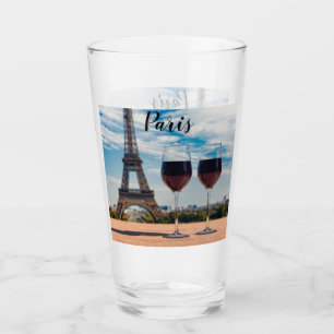 Två glas vin med Eiffel torn