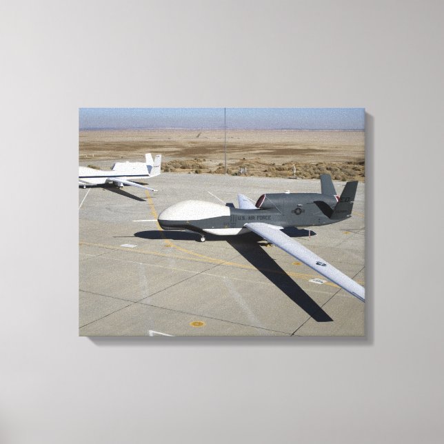 Två Global Hawks parkerade på en ramp Canvastryck (Framsida)