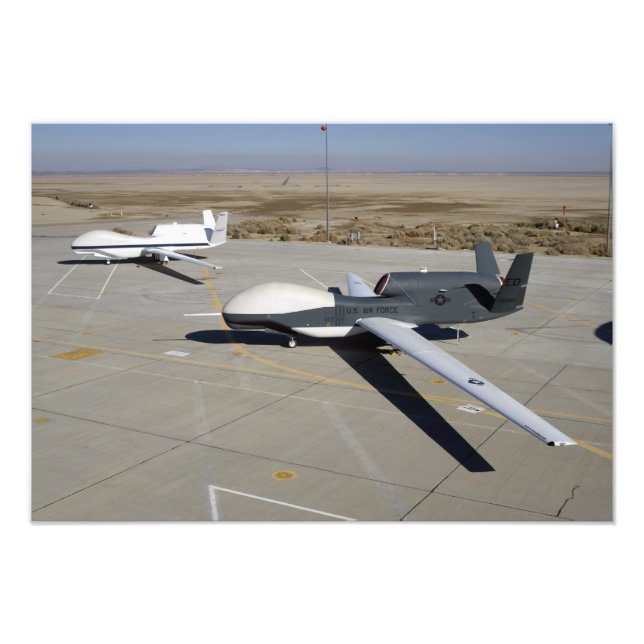 Två Global Hawks parkerade på en ramp Fototryck (Framsidan)