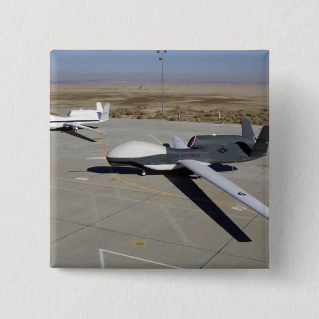 Två Global Hawks parkerade på en ramp Knapp (Framsida)