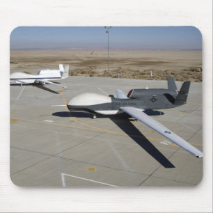 Två Global Hawks parkerade på en ramp Musmatta