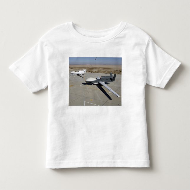 Två Global Hawks parkerade på en ramp T Shirt (Framsida)