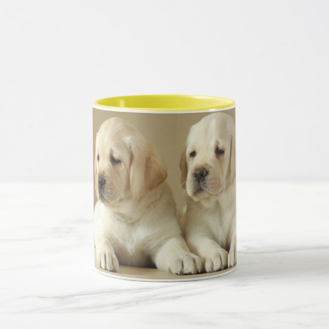 Två Golden Labrador-valpar Mugg (Center)