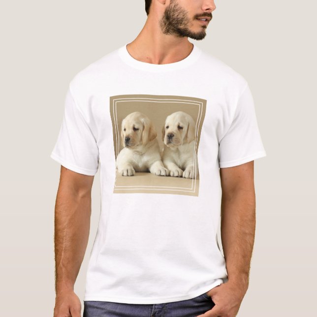 Två Golden Labrador-valpar T Shirt (Framsida)