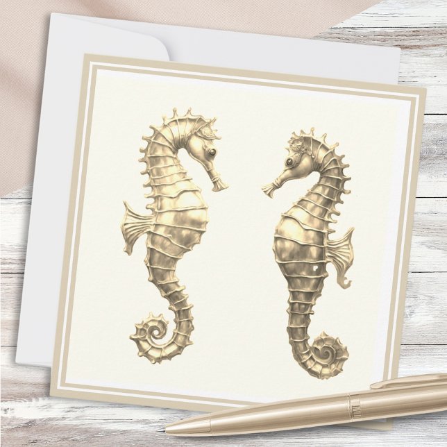 Två Golden Seahorse Elegant Sea Ocean Wildlife Kort (A note card with two golden seahorses on an elegant cream background)