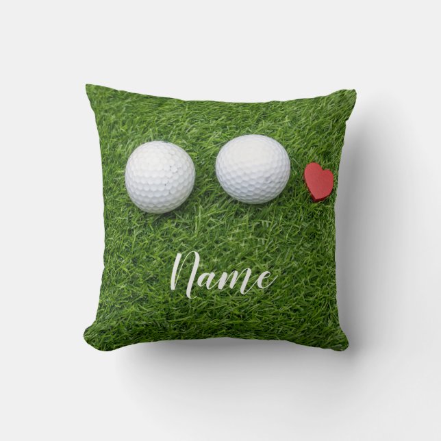 Två Golf-bollar och kärlek-hjärta är på grönt gräs Kudde (Framsida)