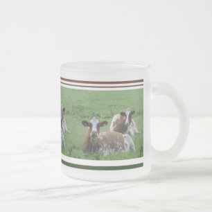 Två grå, vita, bruna kor, frostat glas Mugg