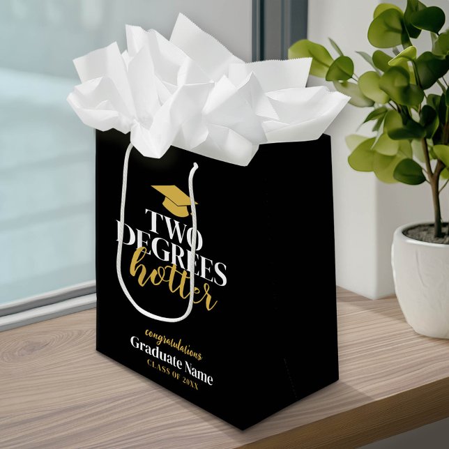 Två grader Hotter - Namn - Svarta Guld Studenten (Custom Graduation Gift Bag with a pace for the graduate's name)