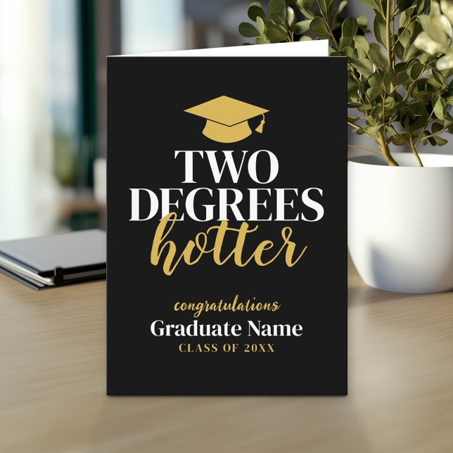 Två grader Hotter - Namn - Svarta Guld Studenten Kort (Custom Graduation Greeting Card - Add the Graduate's Name)