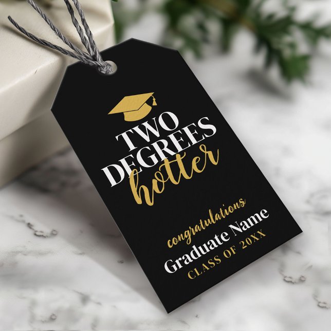 Två grader Hotter - Namn - Svarta Guld Studenten Presentetikett (Custom Graduation Gift Tag - Modern Black and Gold Design)
