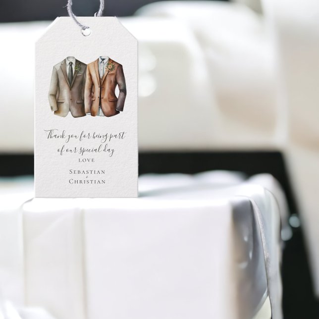 Två Groomer i Kostym Personlig Gay Bröllop Presentetikett (Two Grooms in Suits Personalized Gay Wedding Gift Tags from Ricaso)