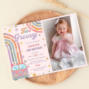 Två Groovy Retro-Daisy 2:a födelsedag Party foto Inbjudningar