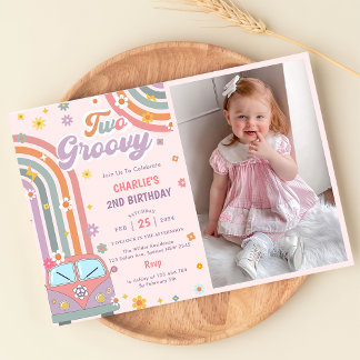 Två Groovy Retro-Daisy 2:a födelsedag Party foto Inbjudningar