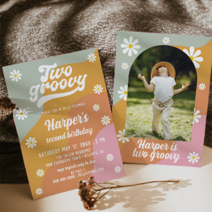 Två Groovy Retro Daisy 2:a födelsedagsinbjudan Inbjudningar