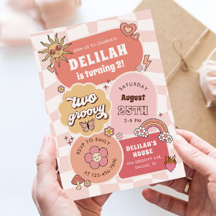 Två Groovy Retro Daisy Rainbow Girl 2:a födelsedag Inbjudningar