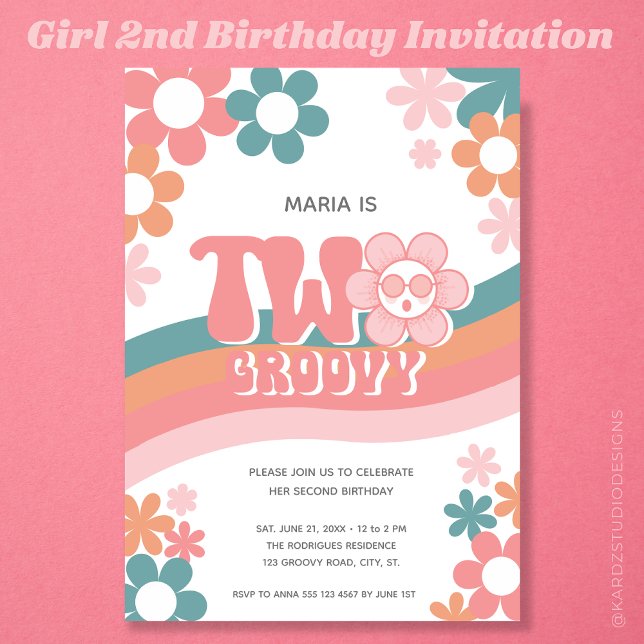 Två Groovy Retro Flicka 2-års födelsedagsinbjudan Inbjudningar (Girl 2nd Birthday Invitation, with "Two Groovy" theme, cool daisies and retro vibes.)