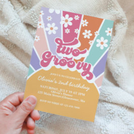 Två Groovy Sunshine Rainbow Daisy-inbjudan Inbjudningar