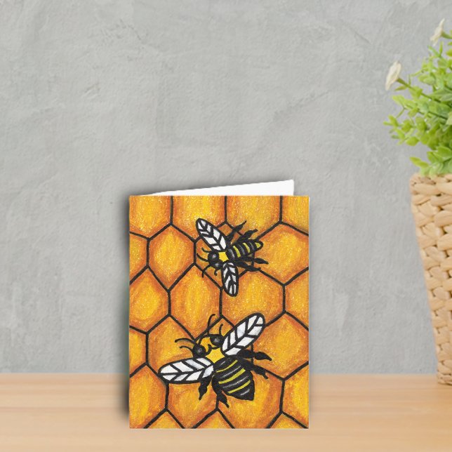 Två gula humlor för surrasvart på honungskakan kort (Two buzzing black and yellow bumble bees on golden honeycomb notecard.)