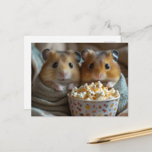 Två hamstrar med en stor skål med popcorn vykort