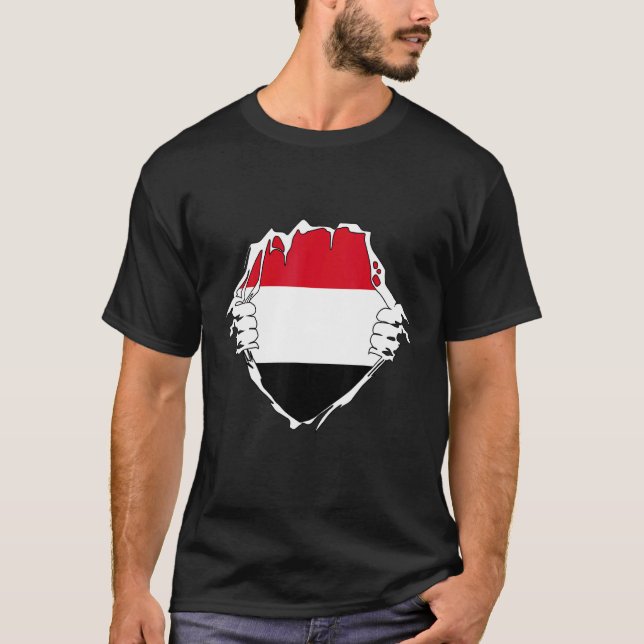 Två Händer som öppnar Jemens Flagga Chest Yemeni C T Shirt (Framsida)