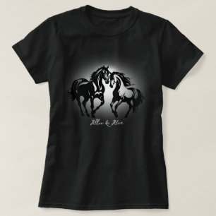 Två hästar i kärlek svartvita häst två t shirt