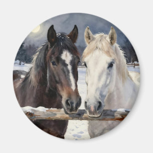 Två hästar på en snöig gård under månen magnet