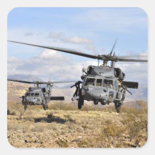 Två helikoptrar för HH-60 som Pavehawk förbered Fyrkantigt Klistermärke