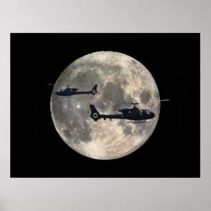 två helikoptrar som tystas ned av en fullt måne poster