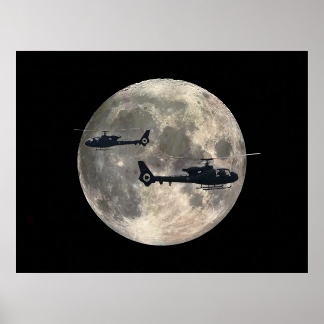 två helikoptrar som tystas ned av en fullt måne poster (Framsidan)