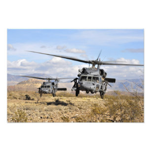 Två HH-60 Pavehawk-helikoptrar som förbereder sig Fototryck