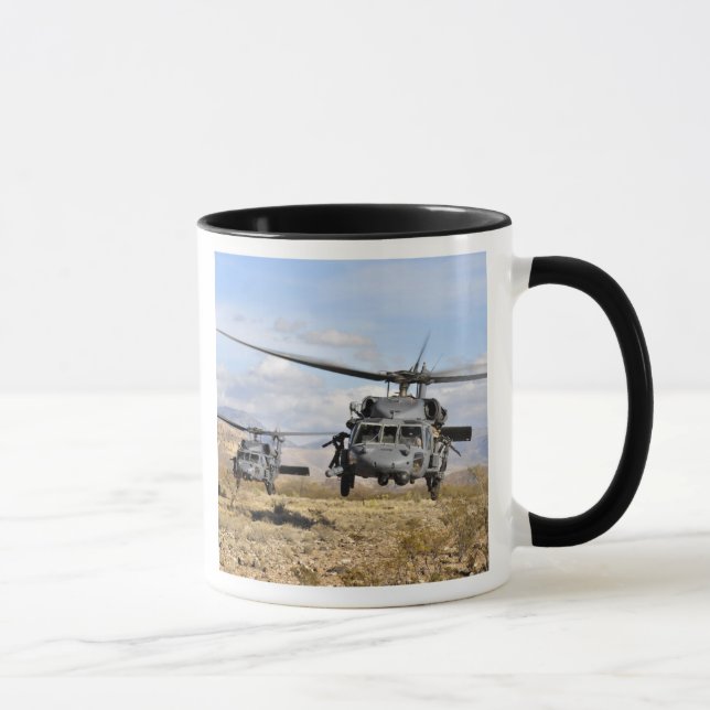 Två HH-60 Pavehawk-helikoptrar som förbereder sig  Mugg (Höger)