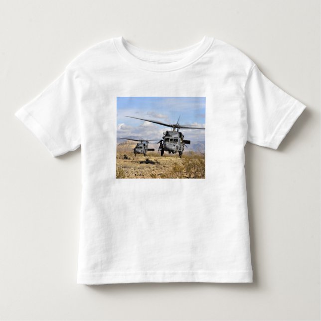 Två HH-60 Pavehawk-helikoptrar som förbereder sig  T Shirt (Framsida)