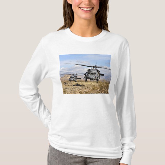 Två HH-60 Pavehawk-helikoptrar som förbereder sig  Tee (Framsida)
