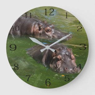 Två hippos simmar in i dammen, väggklocka