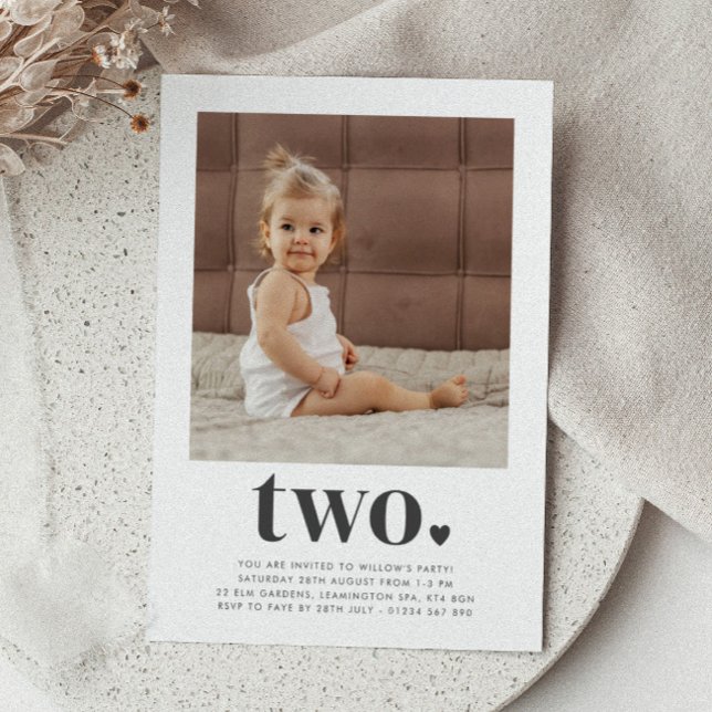 Två hjärtfyrkantiga foto 2:a födelsedagsinbjudan inbjudningar (Two Heart Square Photo First Birthday Invitation )