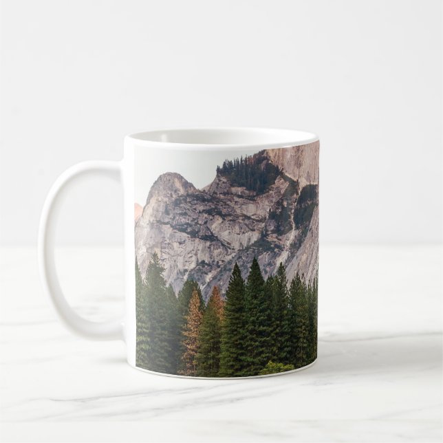 TVÅ HJORTAR FRAMÅT FÖR HALF DOME I DIN VALLEY  KAFFEMUGG (Vänster)