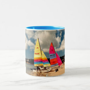 Två Hobie segelbåtar Två-Tonad Mugg