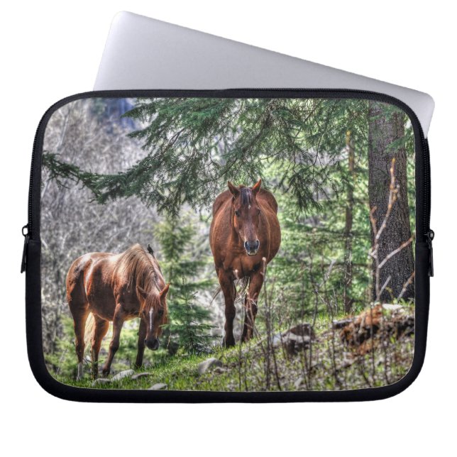 Två Horse Friends, Mare och Stallion i en skog Laptop Sleeve (Framsidan)