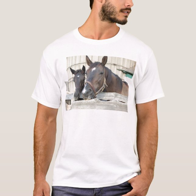 Två Horses Chewin a Fence T Shirt (Framsida)
