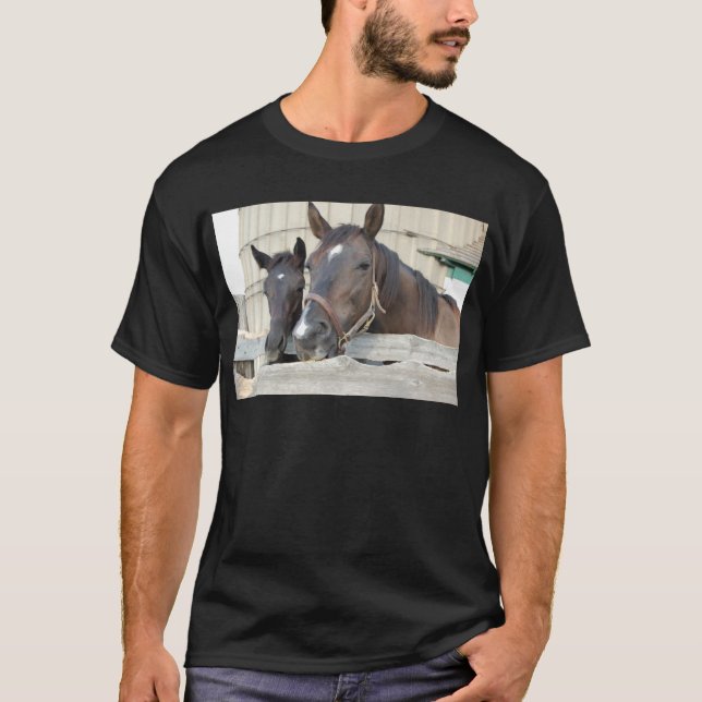 Två Horses Chewin a Fence Tee Shirt (Framsida)