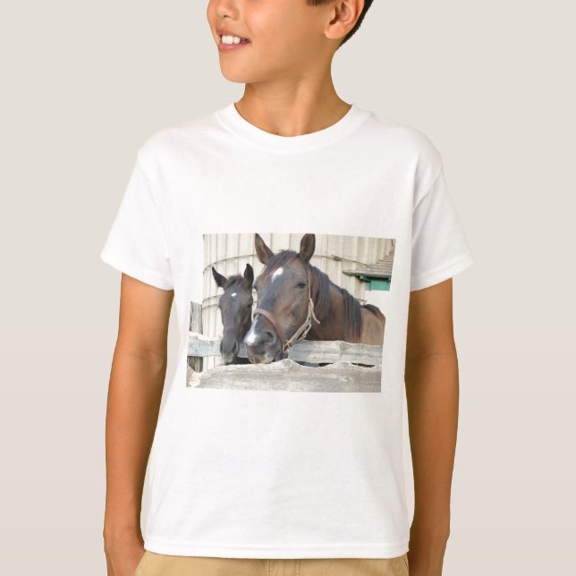 Två Horses Chewin a Fence Tee Shirt (Framsida)