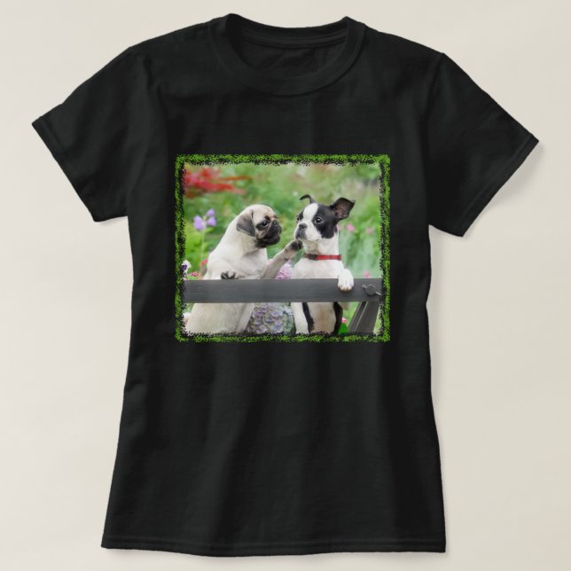Två hundar en puppy och Boston Terrier tillsammans T Shirt (Design framsida)