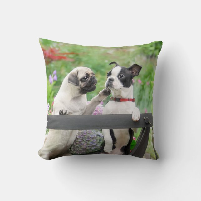 Två hundar i en puppy och Boston Terrier i en vagn Kudde (Framsida)