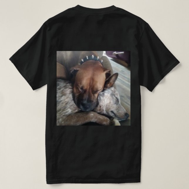Två hundar som kramas fredligt t shirt (Design baksida)